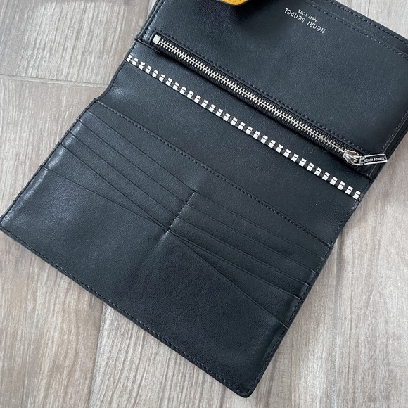 [Henri Bendel] Single Snap Large Wallet - Picture 2 of 4